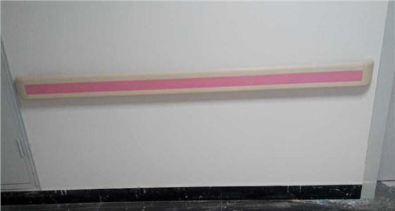 醫(yī)院走廊扶手粉紅色.jpg 醫(yī)院走廊扶手粉紅色.jpg