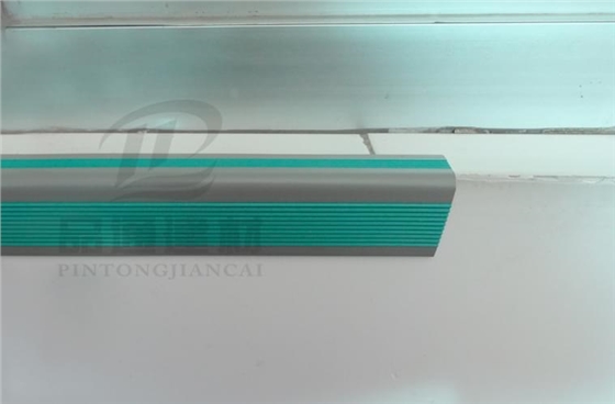 樓梯防滑條.jpg 樓梯防滑條.jpg