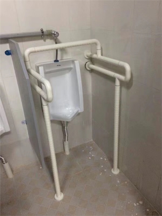 無障礙小便池扶手.jpg 無障礙小便池扶手.jpg