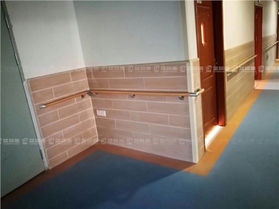 無障礙通道木料扶手.jpg 無障礙通道木料扶手.jpg