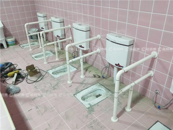 幼兒園衛(wèi)生間蹲坑小扶手.jpg 幼兒園衛(wèi)生間蹲坑小扶手.jpg
