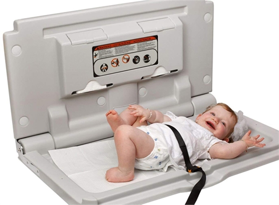 第三衛生間內不僅有便于障礙人士使用的扶手外還在里面設置了第三衛生間嬰兒護理臺方便寶媽給孩子換尿不濕時十分輕松便利,而且衛生間里面時常保持著干凈安全,寶媽輕松護理讓寶寶舒適的平躺在里面為大家提供了許多便利。 第三衛生間內不僅有便于障礙人士使用的扶手外還在里面設置了第三衛生間嬰兒護理臺方便寶媽給孩子換尿不濕時十分輕松便利,而且衛生間里面時常保持著干凈安全,寶媽輕松護理讓寶寶舒適的平躺在里面為大家提供了許多便利。