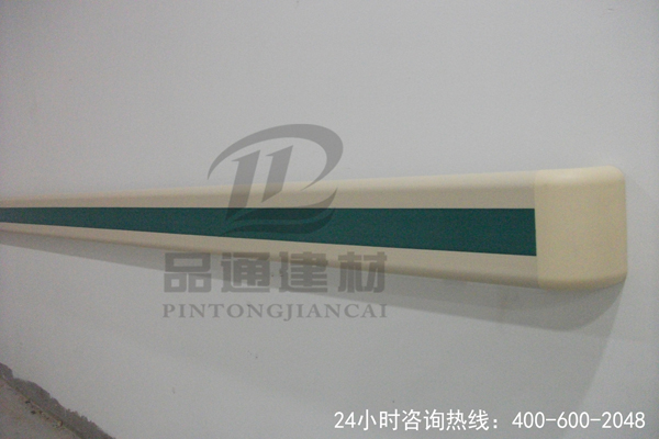 新疆深綠色的走廊扶手，安裝效果良好