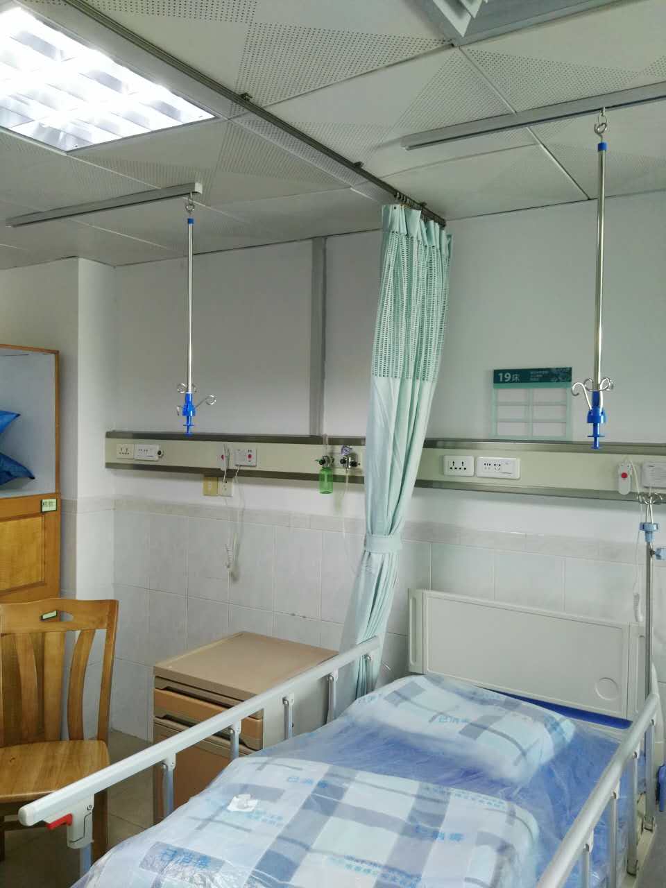 【合肥】隔簾及軌道和天軌輸液架已安裝完工 【合肥】隔簾及軌道和天軌輸液架已安裝完工