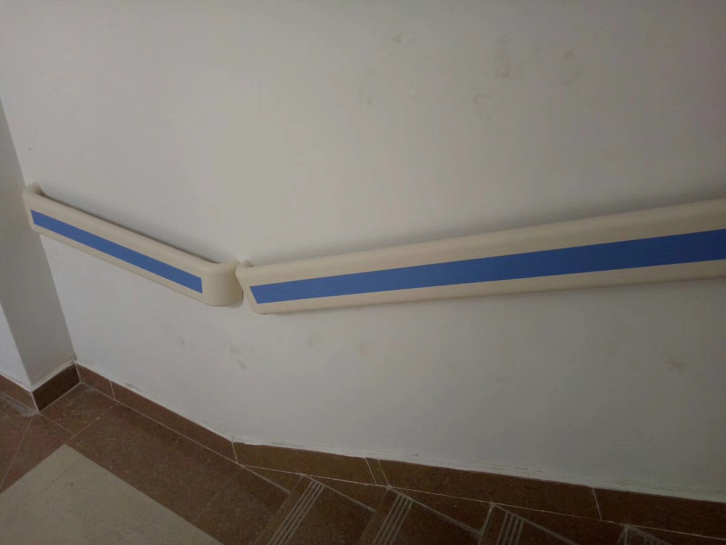 【新疆伊寧】2000多米的PVC防撞扶手剛剛安裝完工 【新疆伊寧】2000多米的PVC防撞扶手剛剛安裝完工