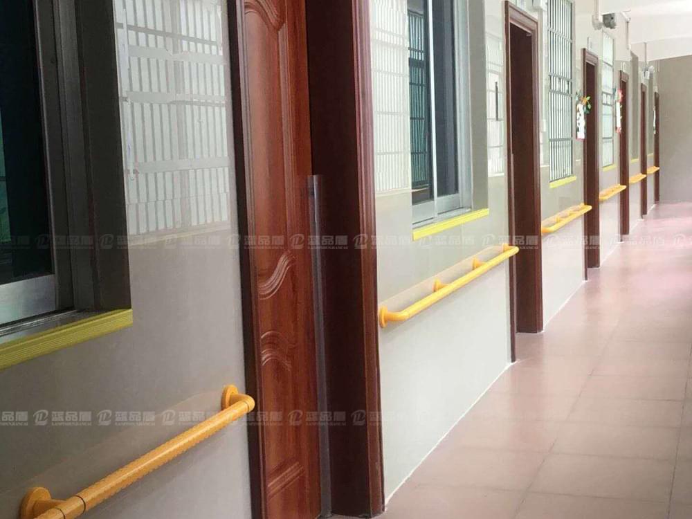 【烏魯木齊】尼龍走道扶手到廣州藍品盾廠家選購,很是方便快捷 【烏魯木齊】尼龍走道扶手到廣州藍品盾廠家選購,很是方便快捷