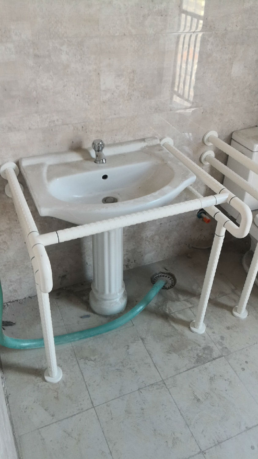 山東濰坊市虞河壹號商務大廈衛生間里安裝的什么樣的扶手呢? 山東濰坊市虞河壹號商務大廈衛生間里安裝的什么樣的扶手呢?