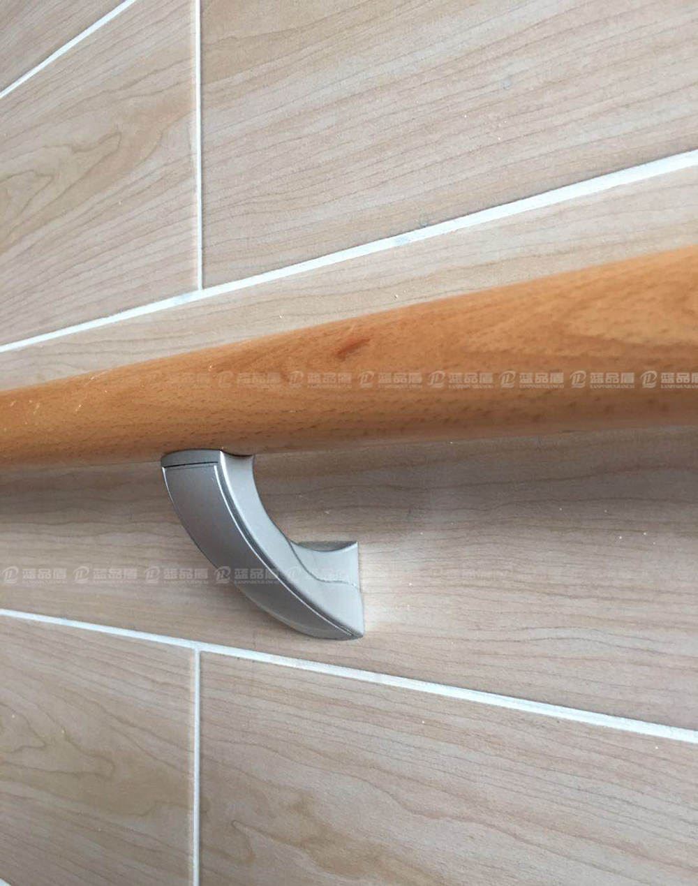 木質(zhì)走廊扶手1.jpg 木質(zhì)走廊扶手1.jpg