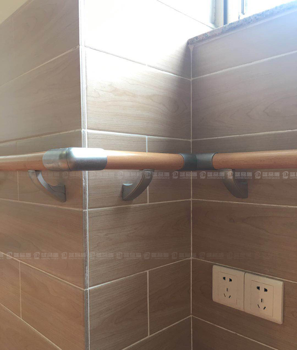 原木走道扶手.jpg 原木走道扶手.jpg