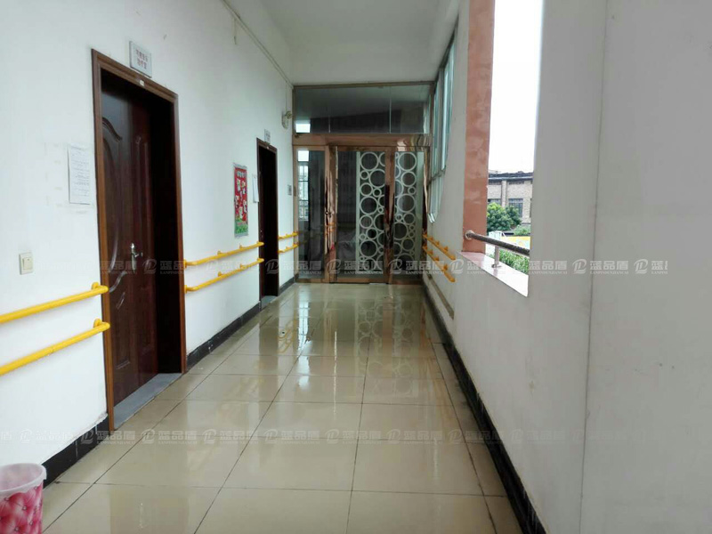 殘疾人學(xué)校走道扶手.jpg 殘疾人學(xué)校走道扶手.jpg