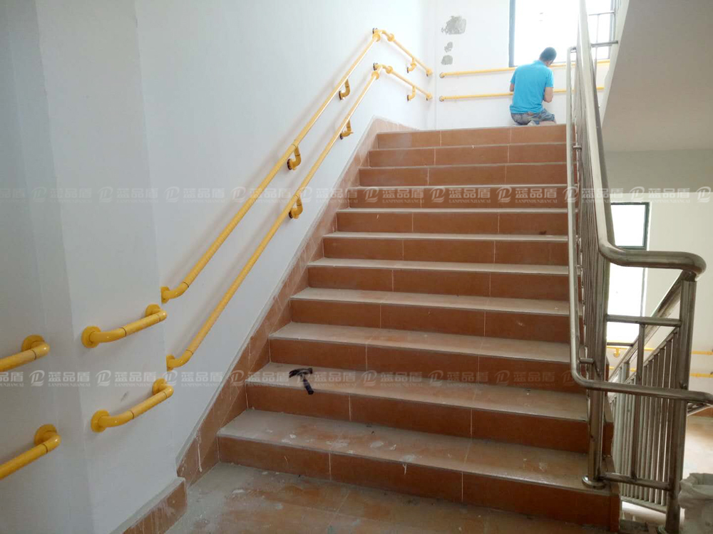 康復中心走廊扶手1.jpg 康復中心走廊扶手1.jpg