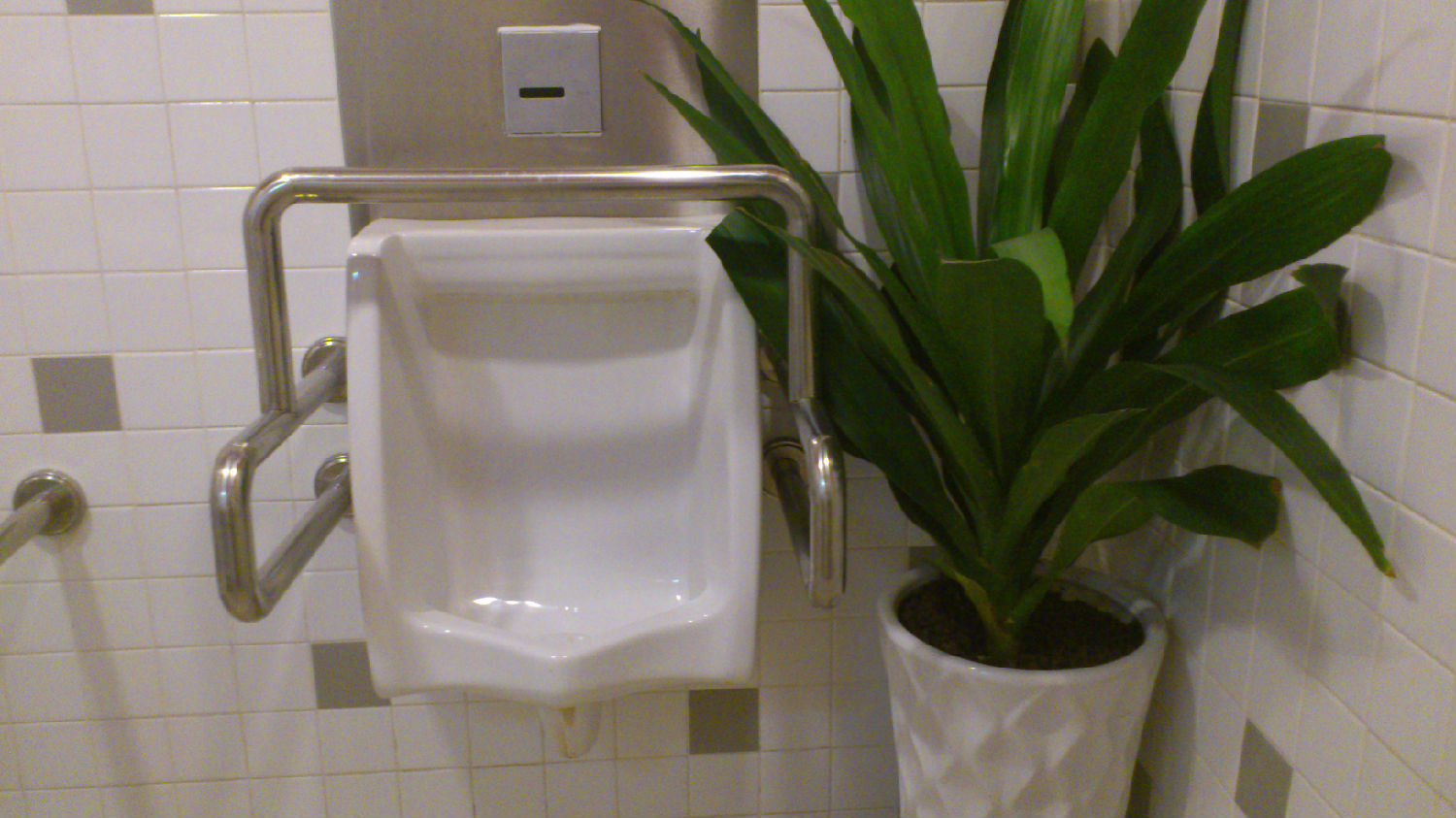 殘疾人小便斗扶手.jpg 殘疾人小便斗扶手.jpg