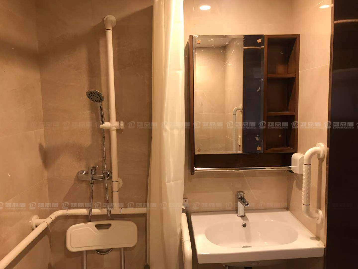 酒店無障礙房衛生間扶手.jpg 酒店無障礙房衛生間扶手.jpg