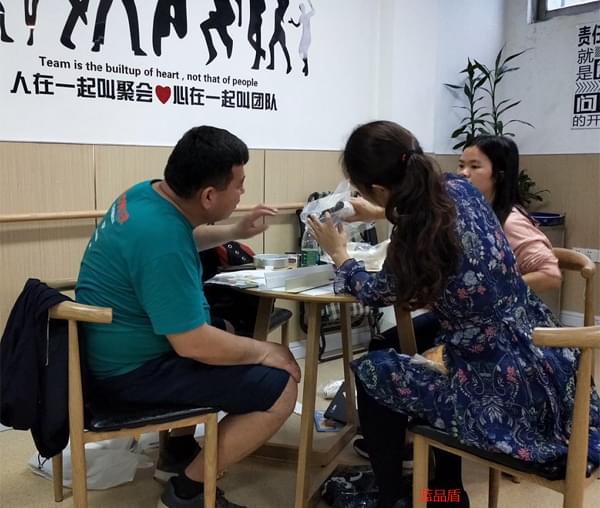 哈薩克斯坦客戶來了解【藍品盾】的醫院走廊無障礙扶手