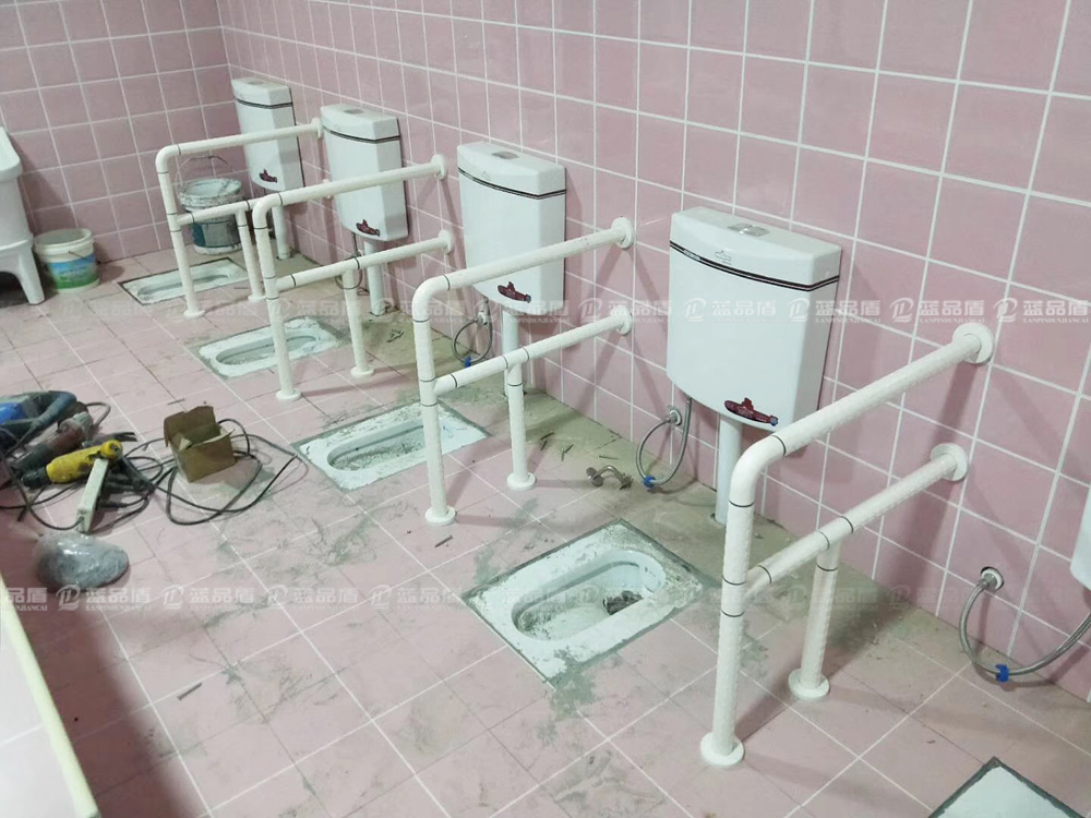 幼兒園定制的衛生間蹲坑扶手，萌萌噠。。很可愛